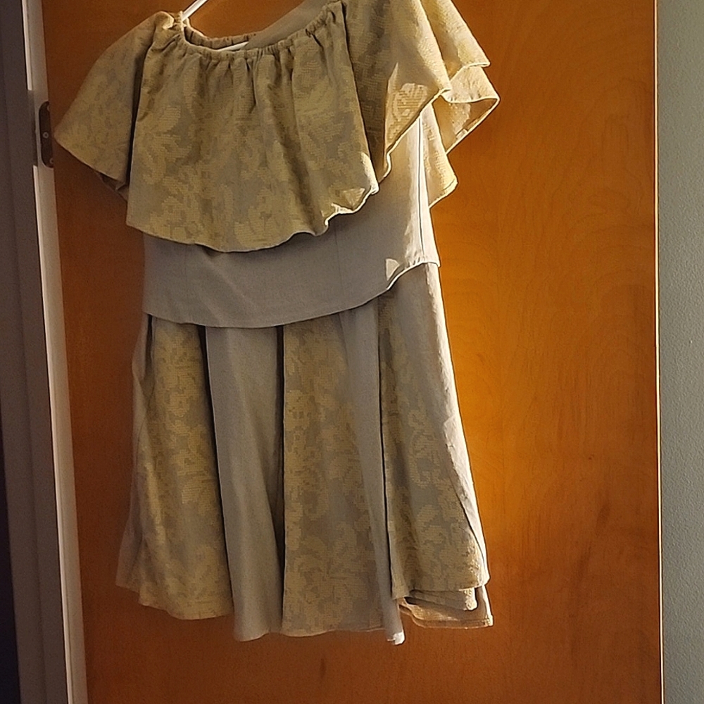 EVA MENDES skirt and off shoulder short peasant top